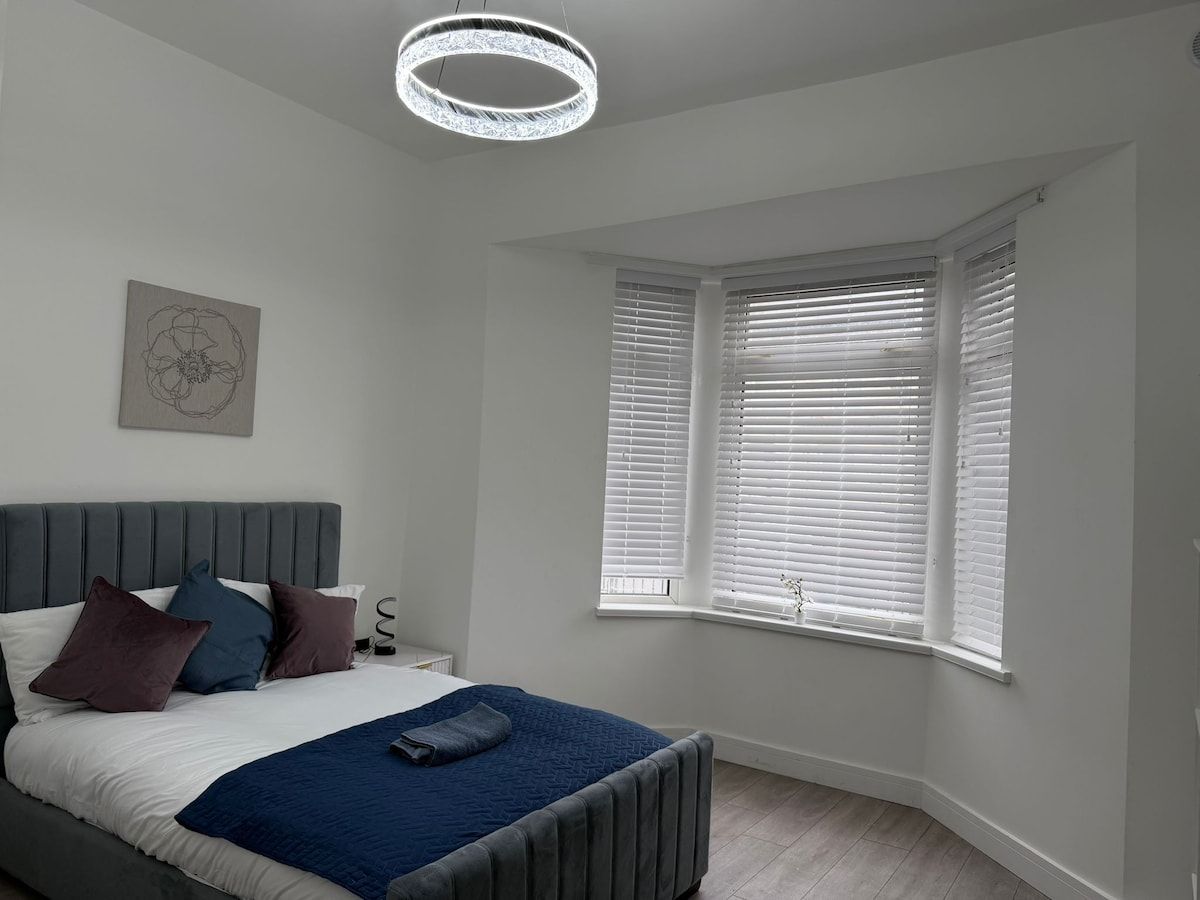 Large Family & Group Home in Cardiff Central | Stunning UK Stays