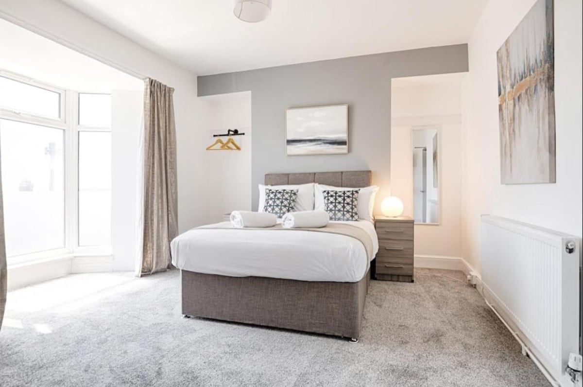 Modern 4 bed Home – City & Beach Nearby in Swansea | Stunning UK Stays